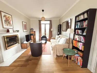 Bibliothèque dans la maison de vacances