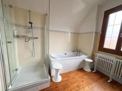 Salle de bains dans l'établissement Maison avec jardin dans le centre de Cabourg