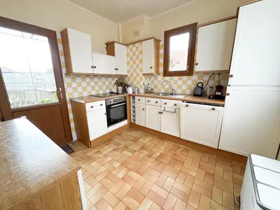 Cuisine ou kitchenette dans l'établissement Maison avec jardin dans le centre de Cabourg