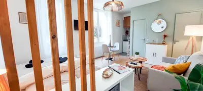 Coin salon dans l'établissement L'Ecrin du Château Séjour à 2, études, professionnels à CAEN Studio calme face au Château linge et wifi inclus