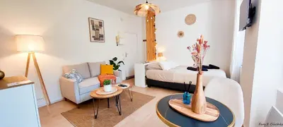 Coin salon dans l'établissement L'Ecrin du Château Séjour à 2, études, professionnels à CAEN Studio calme face au Château linge et wifi inclus