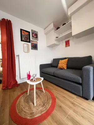 Coin salon dans l'établissement Studio tout équipé à Caen avec terrasse