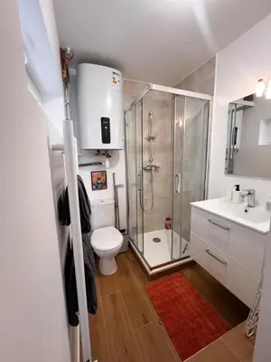 Salle de bains dans l'établissement Studio tout équipé à Caen avec terrasse