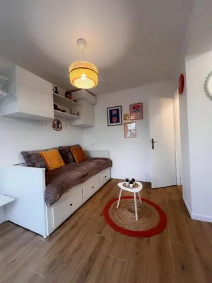 Coin salon dans l'établissement Studio tout équipé à Caen avec terrasse