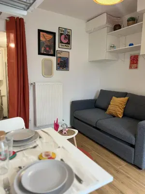 Coin salon dans l'établissement Studio tout équipé à Caen avec terrasse