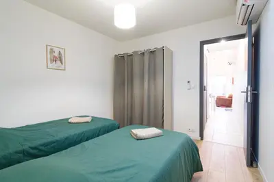 Un ou plusieurs lits dans un hébergement de l'établissement Gîte du Cellier - Jardin et terrasse