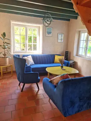 Coin salon dans l'établissement Maison normande entre mer et histoire