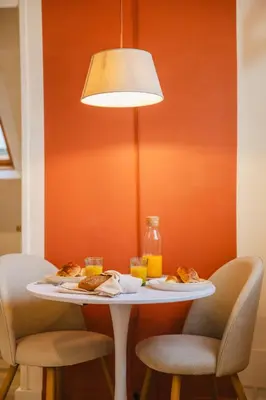Coin salon dans l'établissement Le Chéron - Confort, Wi-Fi & commerces à deux pas