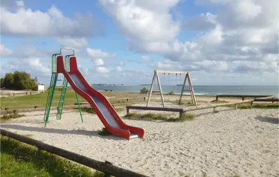 Aire de jeux pour enfants de l'établissement Maison Proche Port Et Plage