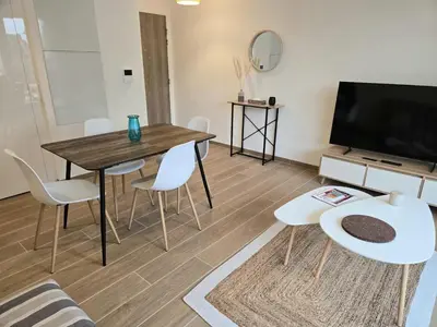 Télévision ou salle de divertissement dans l'établissement Beautiful new and bright apartment Sable & Sel