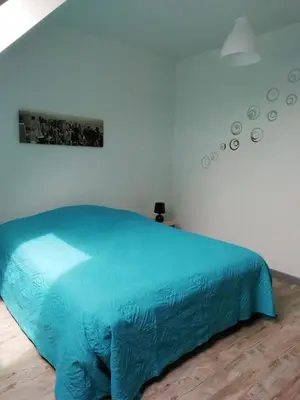 Un ou plusieurs lits dans un hébergement de l'établissement Grande maison lumineuse au calme
