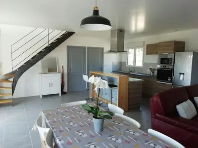 Cuisine ou kitchenette dans l'établissement Grande maison lumineuse au calme