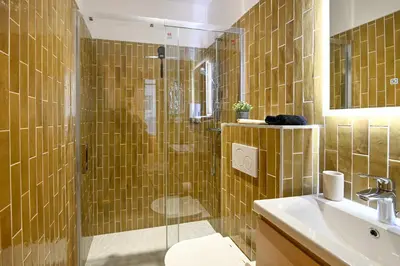 Salle de bains dans l'établissement Le 1 du Clos Fleuri - Studio avec extérieur privatif