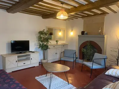 Télévision ou salle de divertissement dans l'établissement L'escalier rouge - Maison typique avec cour
