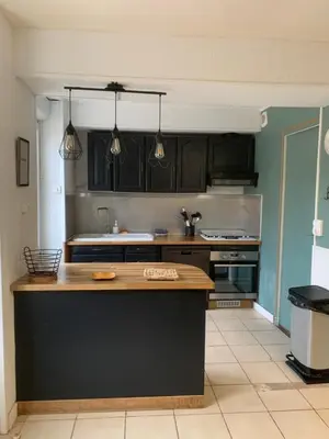 Cuisine ou kitchenette dans l'établissement L'escalier rouge - Maison typique avec cour