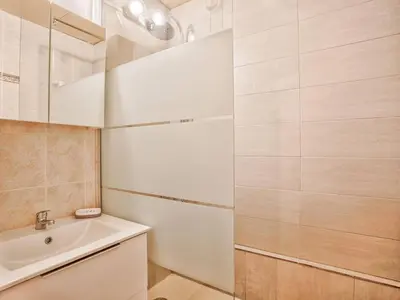 Salle de bains dans l'établissement Duplex cosy en bord de mer avec parking - FR-1-788-98
