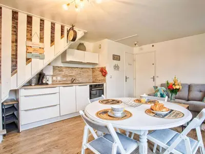 Cuisine ou kitchenette dans l'établissement Duplex cosy en bord de mer avec parking - FR-1-788-98