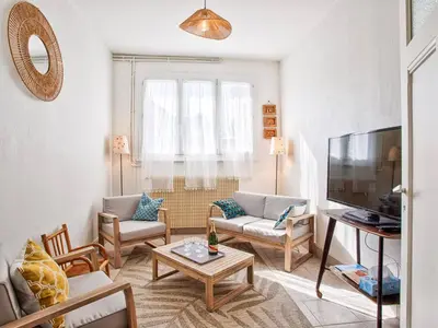 Télévision ou salle de divertissement dans l'établissement Maison de vacances à 100m de la plage, jardin, séjour convivial - FR-1-788-97