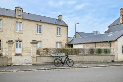 Vélo sur le terrain de l'établissement Gîte de la Poste - Avec jardin ou dans les environs