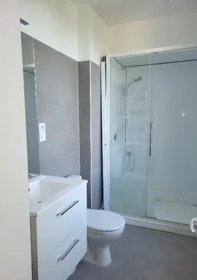 Salle de bains dans l'établissement Gîte de la Poste - Avec jardin