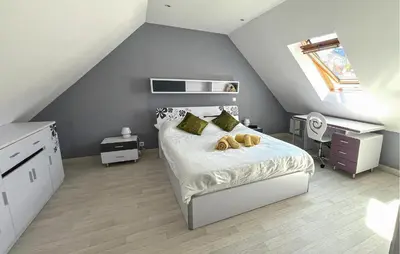 Un ou plusieurs lits dans un hébergement de l'établissement Maison Avec Piscine