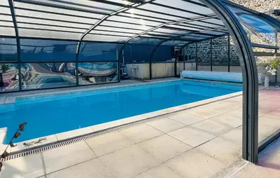 Piscine de l'établissement Maison Avec Piscine ou située à proximité