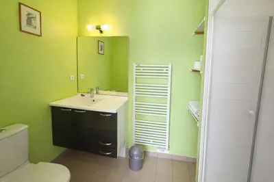 Salle de bains dans l'établissement Au bout du port avec balcon et terrasse