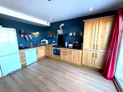 Cuisine ou kitchenette dans l'établissement Au bout du port avec balcon et terrasse