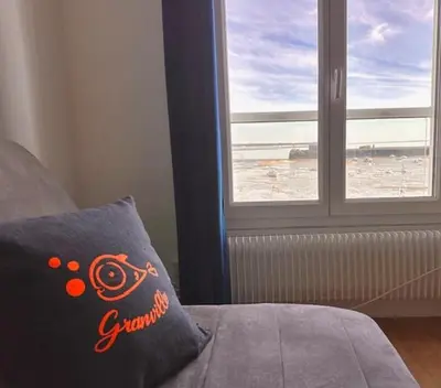 Coin salon dans l'établissement Côté Criée sur le port de pêche