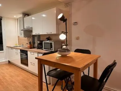 Cuisine ou kitchenette dans l'établissement Côté Criée sur le port de pêche