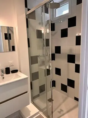 Salle de bains dans l'établissement Côté Criée sur le port de pêche