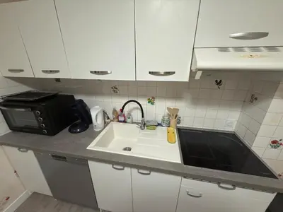 Cuisine ou kitchenette dans l'établissement Appartement familial Disney proche de la mer