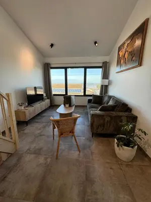 Coin salon dans l'établissement Lodges des Pontons - Cap Est - vue mer