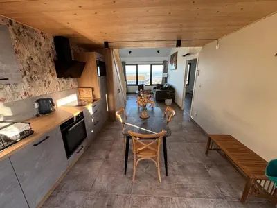 Cuisine ou kitchenette dans l'établissement Lodges des Pontons - Cap Est - vue mer