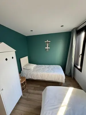 Un ou plusieurs lits dans un hébergement de l'établissement Lodges des Pontons - Cap Est - vue mer