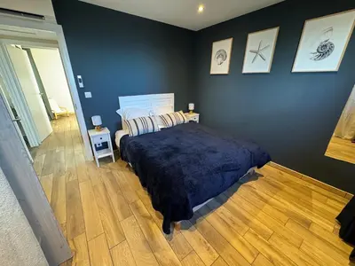 Un ou plusieurs lits dans un hébergement de l'établissement Lodges des Pontons - Cap Sud - vue mer