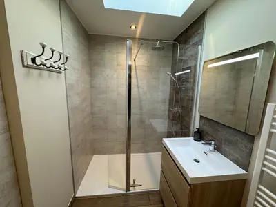 Salle de bains dans l'établissement Lodges des Pontons - Cap Sud - vue mer