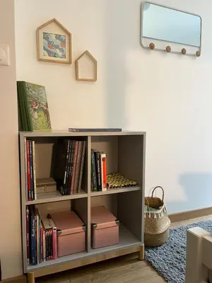 Bibliothèque dans la maison de vacances