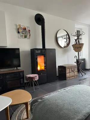 Télévision ou salle de divertissement dans l'établissement Victory Cottage Omaha Beach