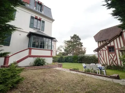 Jardin de l'établissement La Frendah - Maison familiale à Cabourg - 12 personnes - Plage à 50 m - Jardin