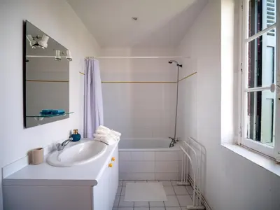 Salle de bains dans l'établissement La Frendah - Maison familiale à Cabourg - 12 personnes - Plage à 50 m - Jardin