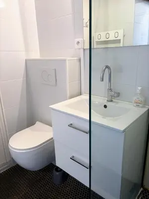 Salle de bains dans l'établissement Ambiance marine, bel appartement avec vue mer, balcon, piscine et tennis