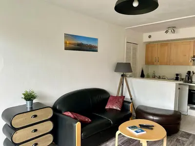 Cuisine ou kitchenette dans l'établissement Appartement renové au calme, 1 chambre, balcon, proche mer