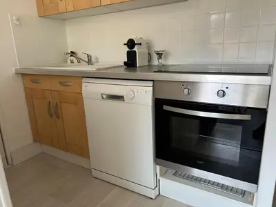 Cuisine ou kitchenette dans l'établissement Appartement renové au calme, 1 chambre, balcon, proche mer