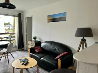 Coin salon dans l'établissement Appartement renové au calme, 1 chambre, balcon, proche mer