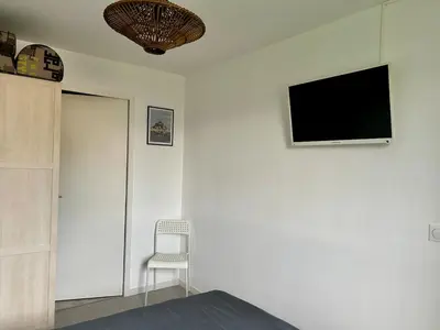 Télévision ou salle de divertissement dans l'établissement Appartement renové au calme, 1 chambre, balcon, proche mer