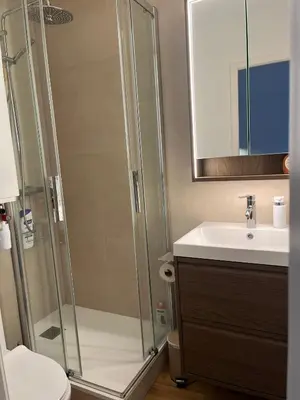 Salle de bains dans l'établissement App cosy avec balcon et accés plage