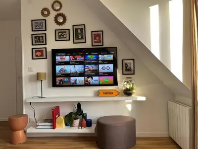 Télévision ou salle de divertissement dans l'établissement App cosy avec balcon et accés plage