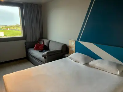 Un ou plusieurs lits dans un hébergement de l'établissement Ibis Budget Pontorson Baie Du Mont Saint Michel