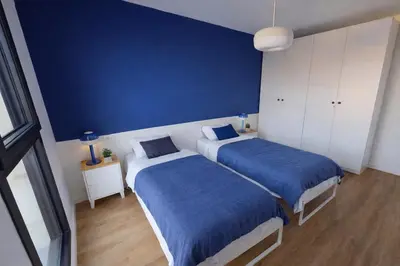 Un ou plusieurs lits dans un hébergement de l'établissement Maison moderne avec jardin Proche plage